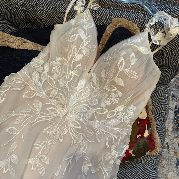 WEDDING DRESS NEVER WORN & NO PREVIOUS ALTERATIONS - Picture 12 of 14